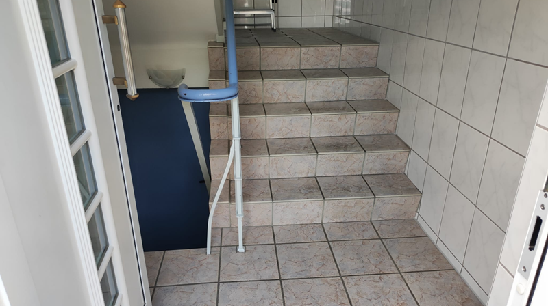 Gepflegter Eingangsbereich eines Wohngebäudes nach der gründlichen Treppenhausreinigung in Essen.